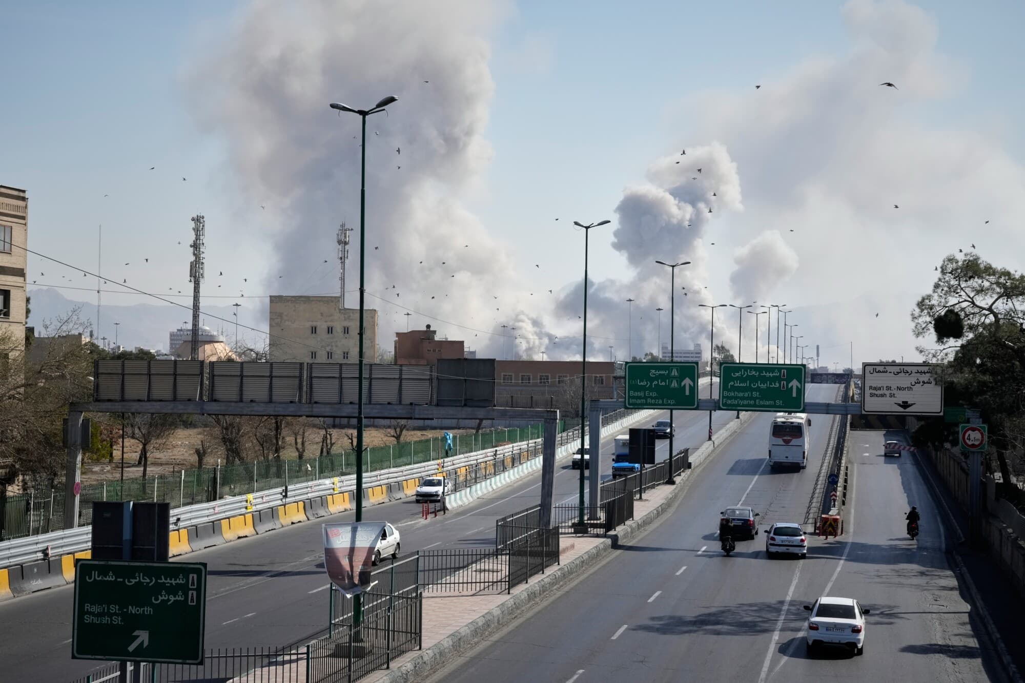 Humo procedente de los ataques estadounidenses e israelíes en Teherán, Irán, el 5 de marzo de 2026. (Vahid Salemi/AP).