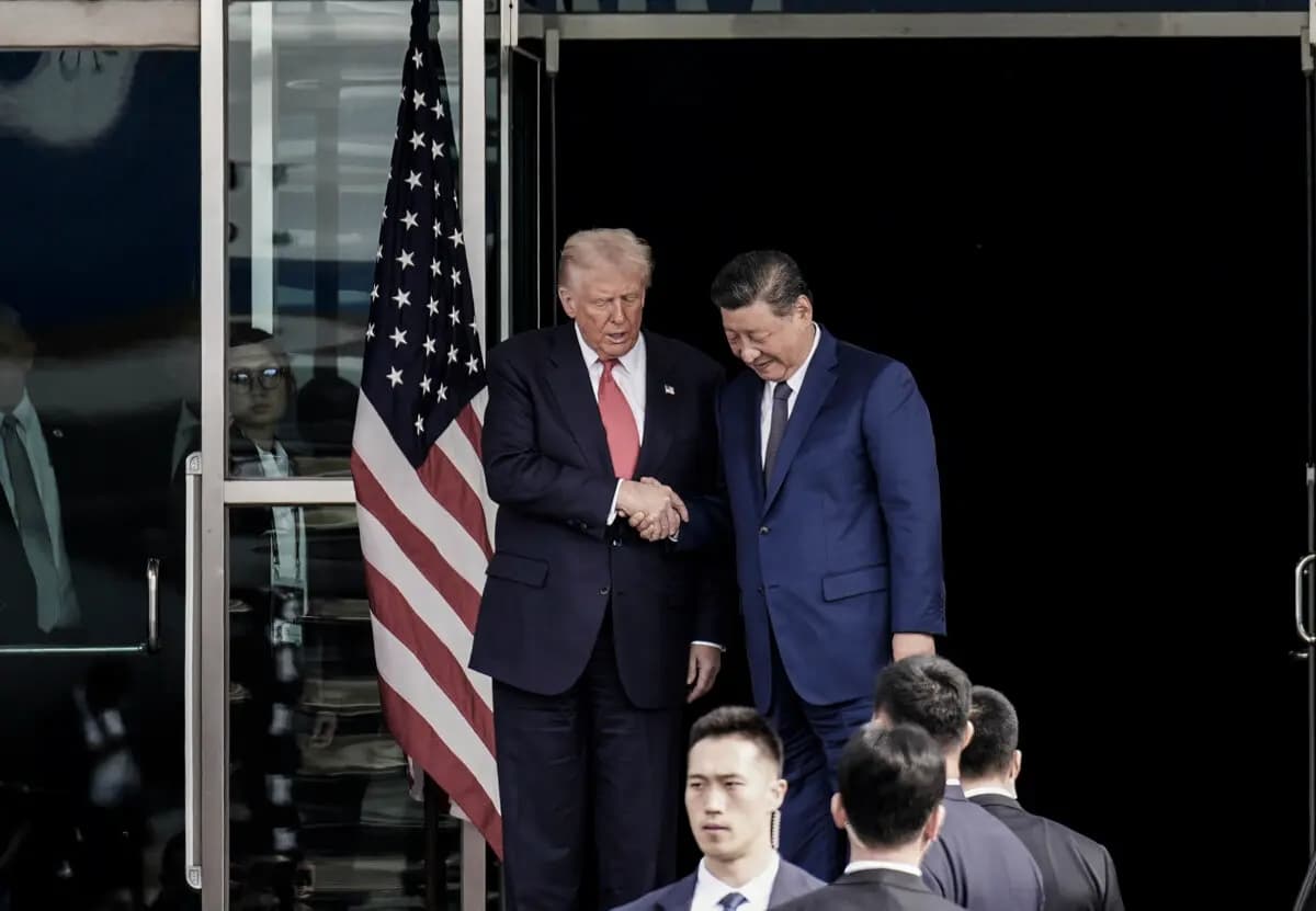 El presidente Donald Trump y el líder chino Xi Jinping se dan la mano al despedirse tras una reunión bilateral en la base aérea de Gimhae, en Busan (Corea del Sur), el 30 de octubre de 2025. (Andrew Harnik/Getty Images)