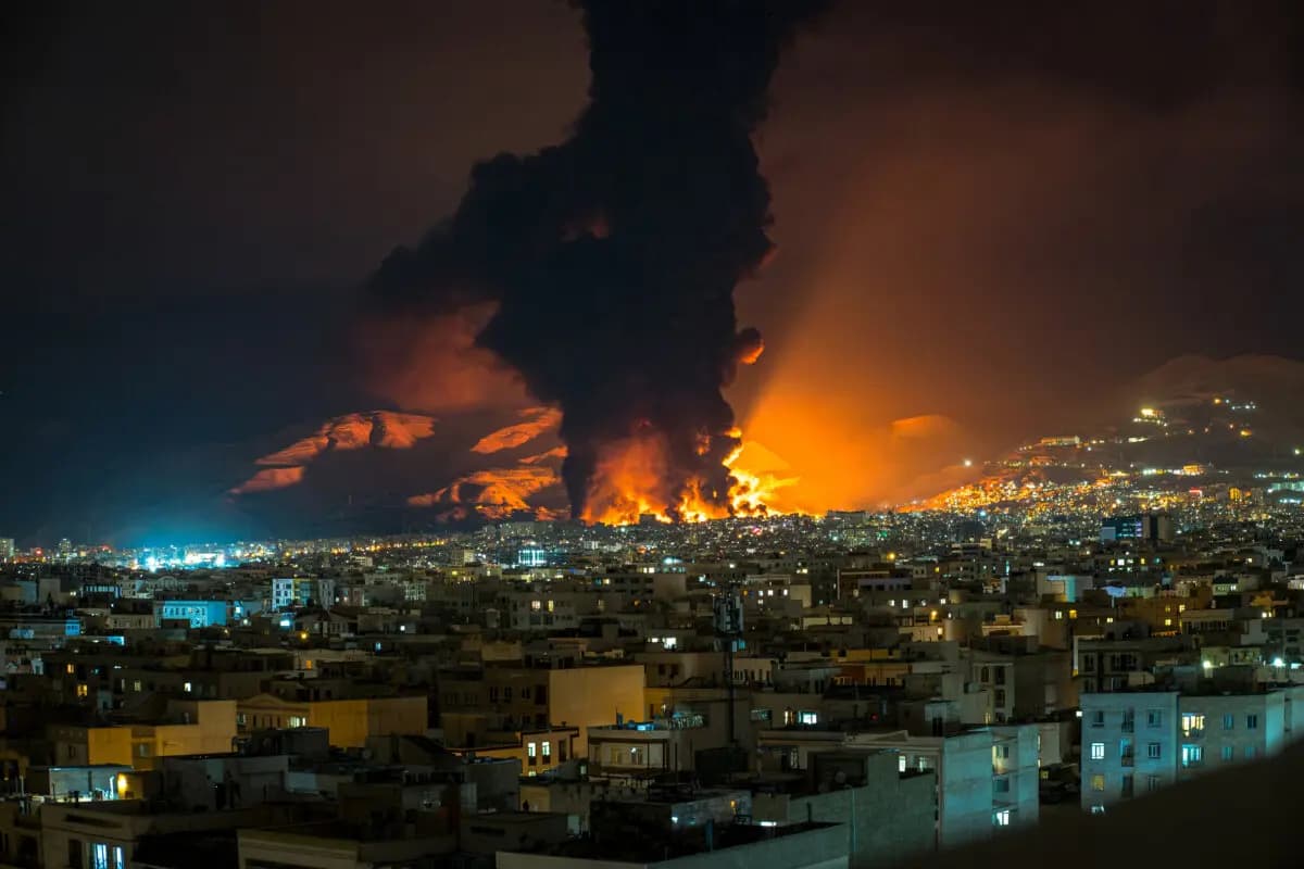 Humo y llamas se elevan en el lugar de los ataques aéreos contra un depósito de petróleo en Teherán el 7 de marzo de 2026. (Sasan/Middle East Images/AFP a través de Getty Images)