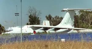 Un avión ruso en el que se instaló un sistema de alerta y control aerotransportado (AWACS) Phalcon de fabricación israelí para China, en el aeropuerto Ben Gurión de Israel, cerca de Tel Aviv, el 5 de julio de 2000. (Menahem Kahana/AFP/Getty Images)