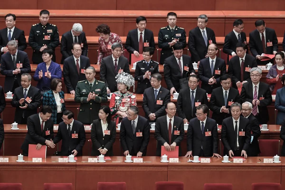 Vista general de los delegados que asisten a la sesión de clausura de la Asamblea Popular Nacional, la legislatura títere de China, en el Gran Salón del Pueblo en Beijing el 11 de marzo de 2025. (Lintao Zhang/Getty Images)