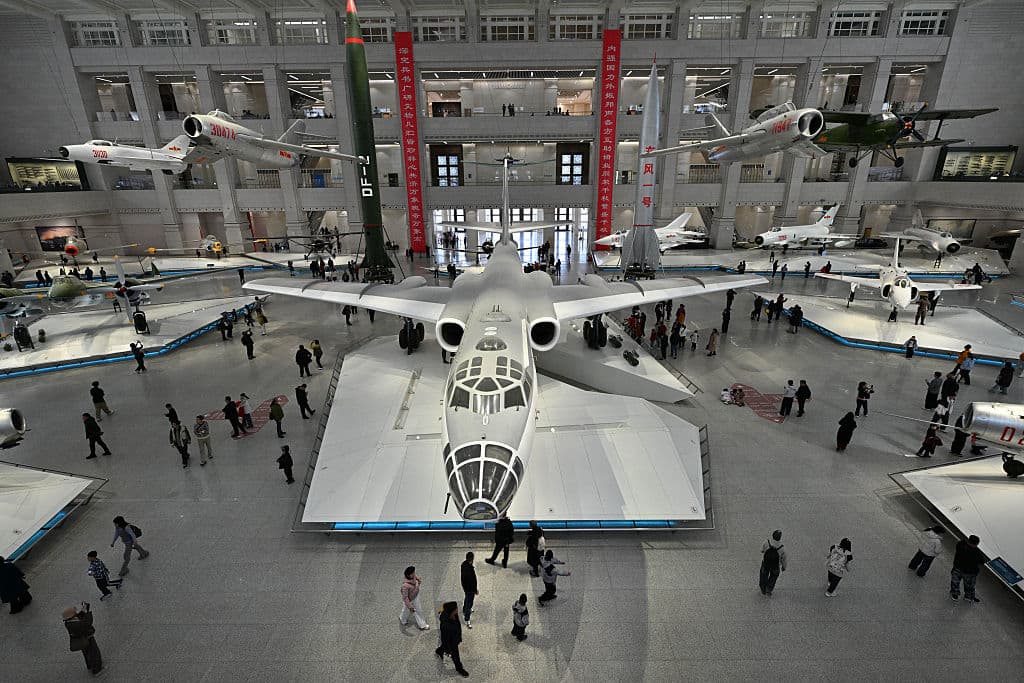 <em>Visitantes pasan junto a aviones de la Fuerza Aérea del Ejército Popular de Liberación de China, expuestos en el Museo Militar de Pekín, el 3 de marzo de 2026, antes de la inauguración de la sesión anual de la Asamblea Popular Nacional (APN). (Foto de ADEK BERRY / AFP vía Getty Images)</em>