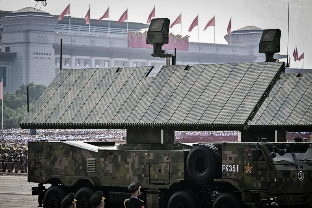 <em>Dispositivos de radar se exhiben durante un desfile militar que conmemora el 80 aniversario de la victoria sobre Japón y el fin de la Segunda Guerra Mundial, en la Plaza de Tiananmén en Pekín el 3 de septiembre de 2025. (Pedro Pardo/AFP vía Getty Images)</em>