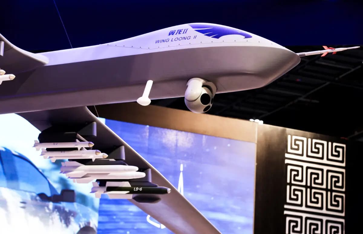 <em>Un modelo del dron militar Wing Loong II de la Corporación Nacional de Importación y Exportación de Aerotecnología de China en una conferencia sobre drones militares en Abu Dabi, Emiratos Árabes Unidos, el 25 de febrero de 2018. (Jon Gambrell/AP)</em>