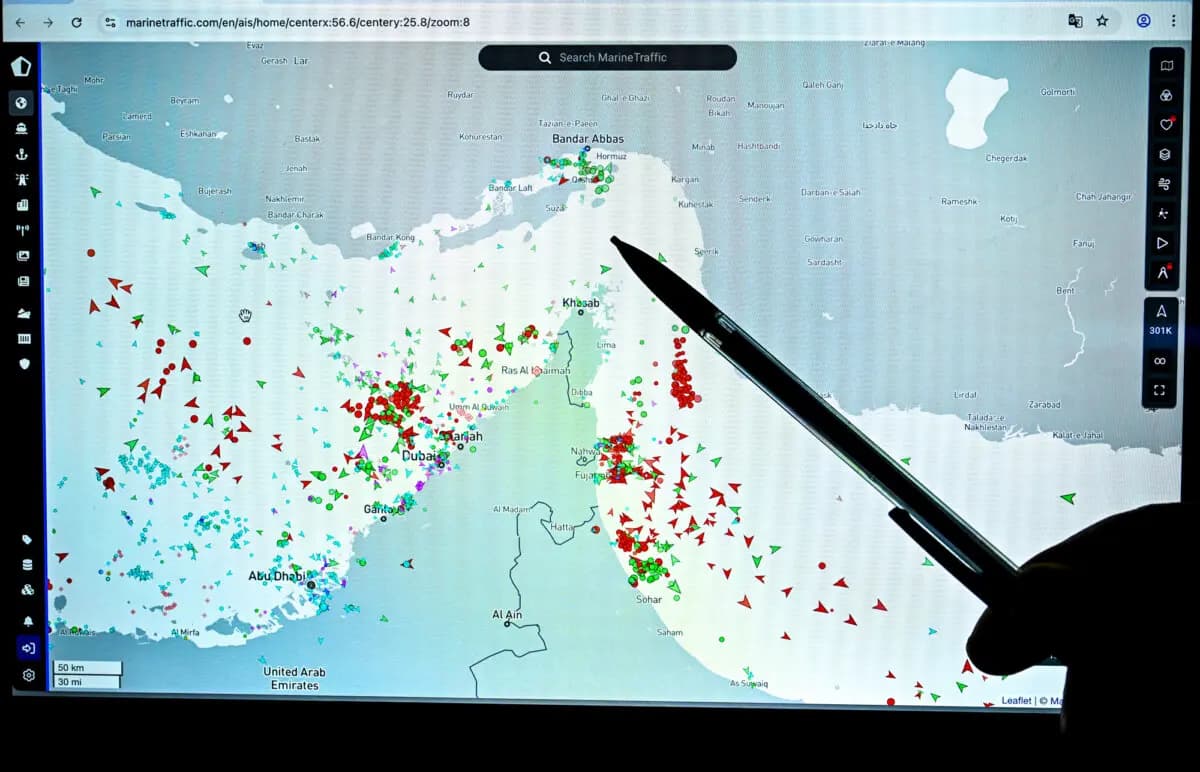 Una persona señala una página del sitio web Marinetraffic que muestra el tráfico comercial de barcos en el estrecho de Ormuz, cerca de la costa iraní, en medio de la guerra que se libra en Medio Oriente, en París, el 4 de marzo de 2026. (Julien De Rosa/AFP a través de Getty Images).