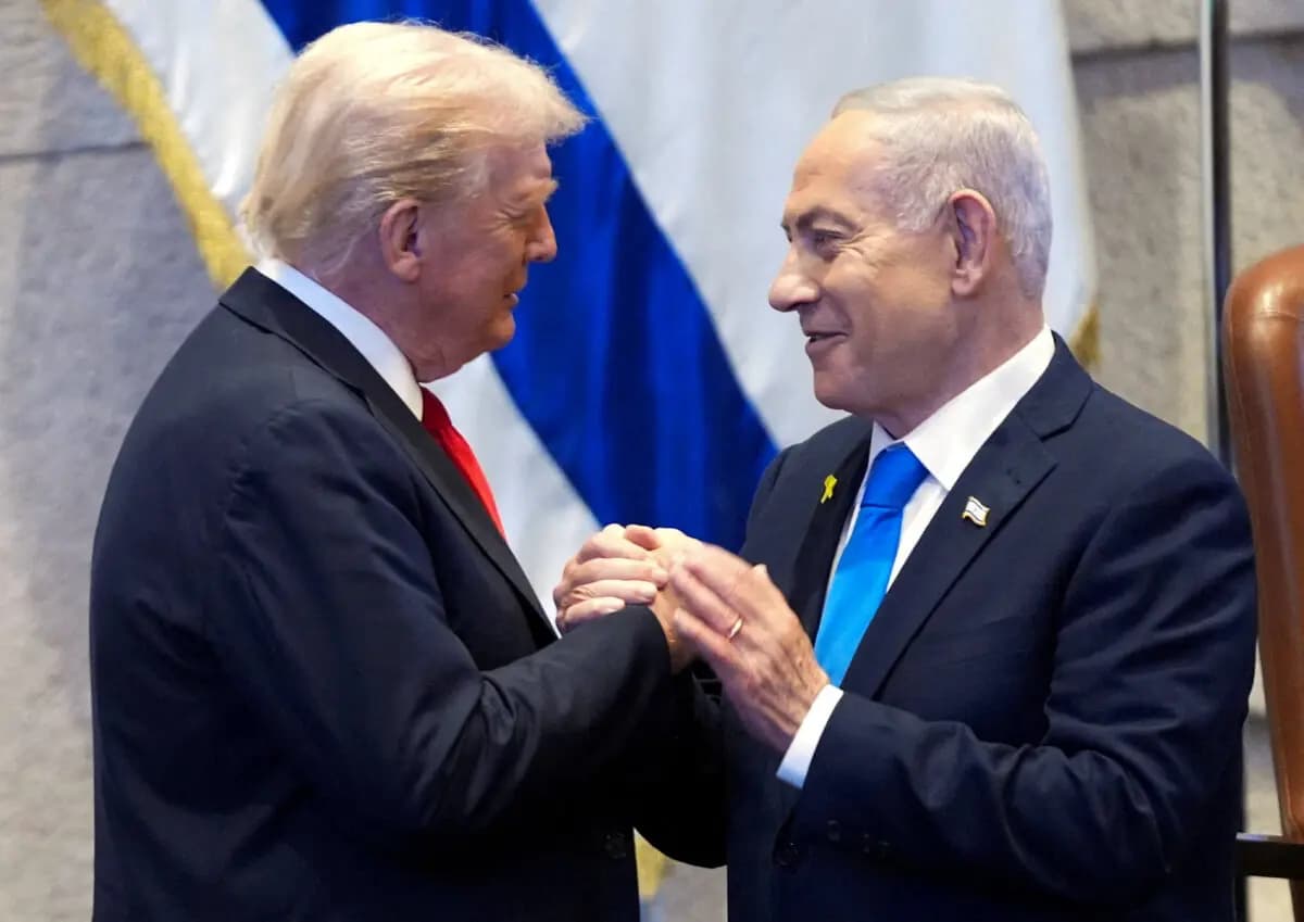 El presidente de Estados Unidos, Donald Trump (izquierda), conversa con el primer ministro israelí, Benjamin Netanyahu, en la Knesset de Jerusalén el 13 de octubre de 2025. (Evan Vucci/Pool vía Reuters)