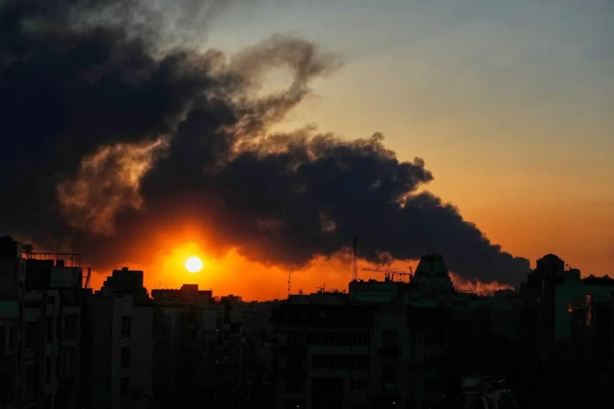 El sol se pone detrás de una columna de humo que se eleva tras un ataque militar estadounidense-israelí en Teherán, Irán, el martes 3 de marzo de 2026. (AP Photo/Vahid Salemi)