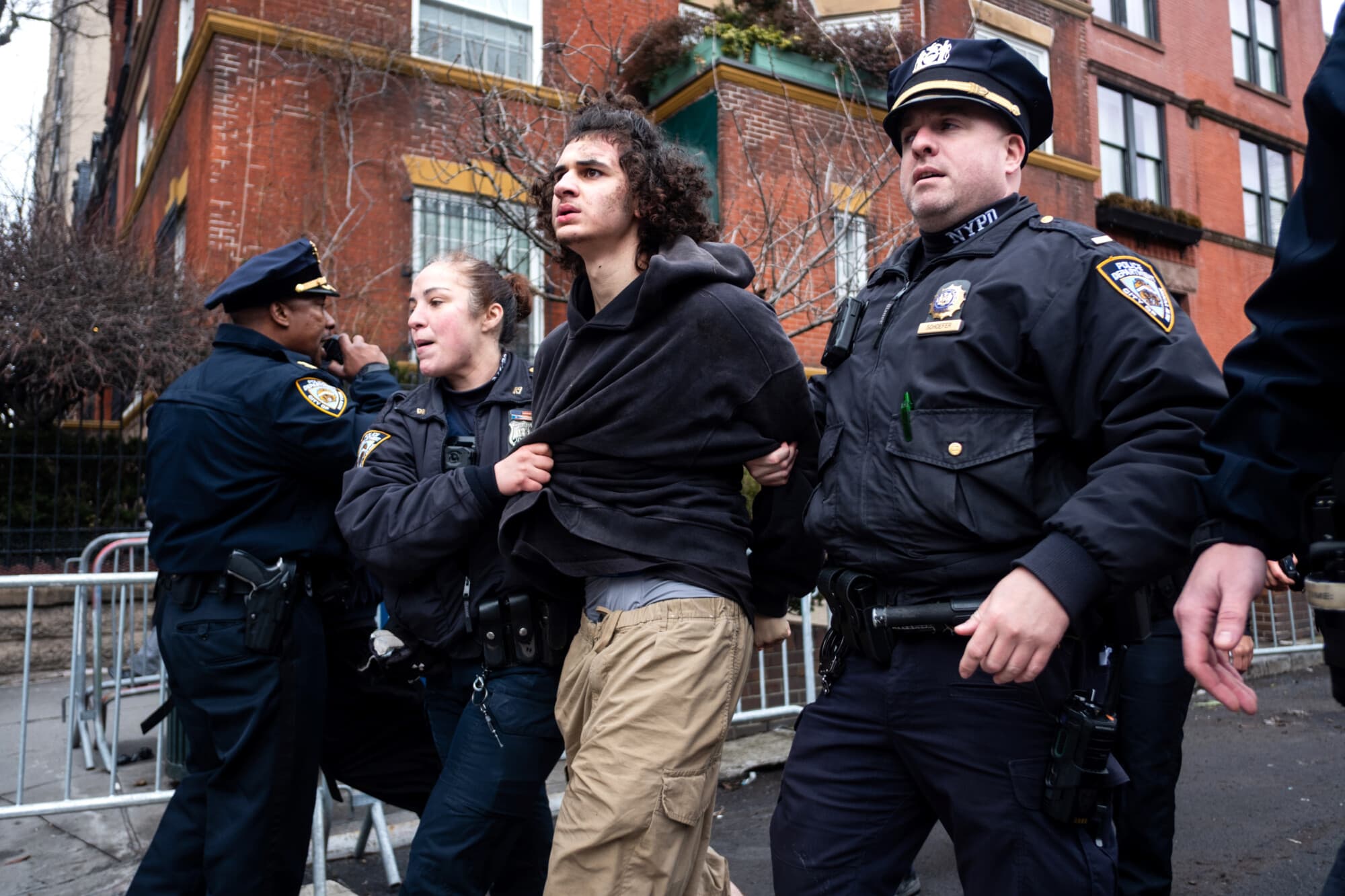 La policía detiene a Emir Balat después de que intentó detonar un artefacto explosivo improvisado durante una contraprotesta contra una protesta antiislámica frente a la Mansión Gracie en la ciudad de Nueva York el 7 de marzo de 2026. (Julius Constantine Motal/AP Photo)