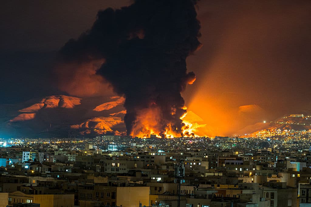 Humo y llamas se elevan en el lugar de los ataques aéreos contra un depósito de petróleo en Teherán el 7 de marzo de 2026. Estados Unidos e Israel lanzaron ataques contra Irán el 28 de febrero. (Foto de Sasan / Middle East Images / AFP vía Getty Images)