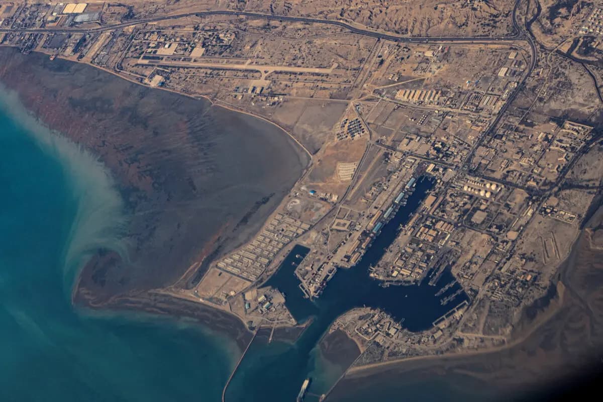 Vista aérea de la costa iraní y el puerto de Bandar Abbas, en el estrecho de Ormuz, el 10 de diciembre de 2023. (Reuters).