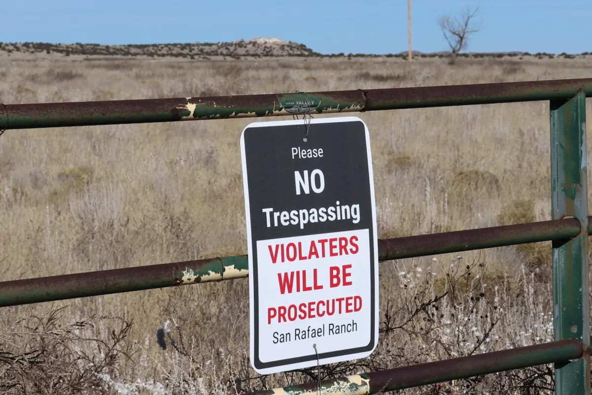 Una valla marca los límites del rancho San Rafael, que anteriormente era propiedad de Jeffrey Epstein y se llamaba Zorro Ranch, el 31 de enero de 2026, cerca de Stanley, Nuevo México. (AP Photo/Savannah Peters).