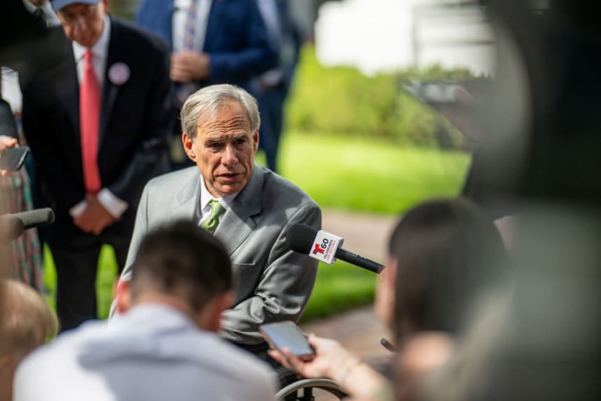 El gobernador Greg Abbott habla con la prensa al concluir la ceremonia de firma de un proyecto de ley en la Mansión del Gobernador, en Austin, Texas, el 5 de septiembre de 2025. (Brandon Bell/Getty Images)
