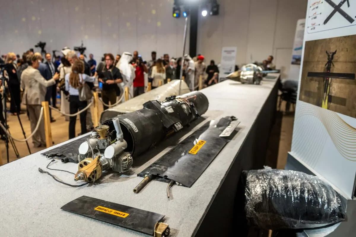 Fragmentos de misiles y drones recuperados tras los ataques iraníes se muestran durante una rueda de prensa del gobierno de los EAU celebrada en Abu Dabi el 3 de marzo de 2026. (Ryan Lim/AFP vía Getty Images).