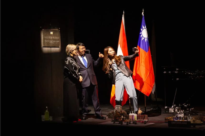 De izquierda a derecha: Debby Wang, David Wu y Kuo Chiayo en la obra «Esto no es una embajada». (Claudia Ndebele/Cortesía de Rimini Protokoll.)