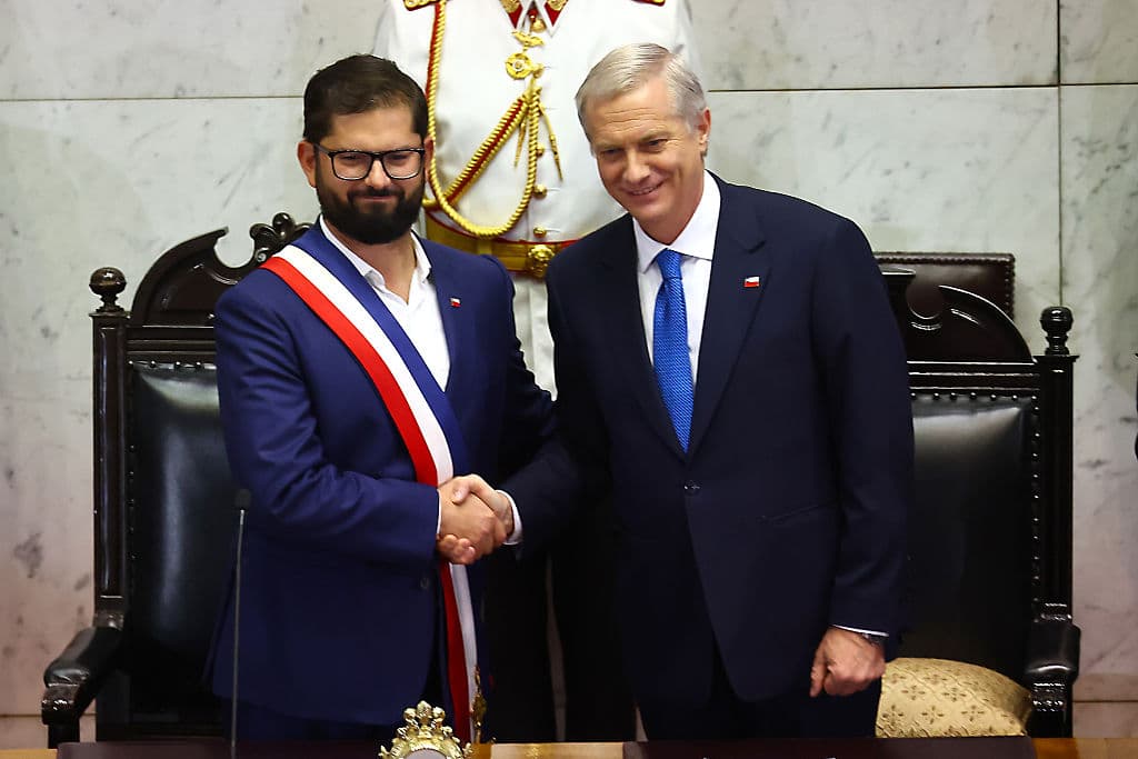 <em>El nuevo presidente de Chile, José Antonio Kast (der), estrecha la mano del presidente saliente, Gabriel Boric, durante la ceremonia de investidura presidencial celebrada en el Congreso el 11 de marzo de 2026 en Valparaíso, Chile. (Marcelo Hernández/Getty Images)</em>