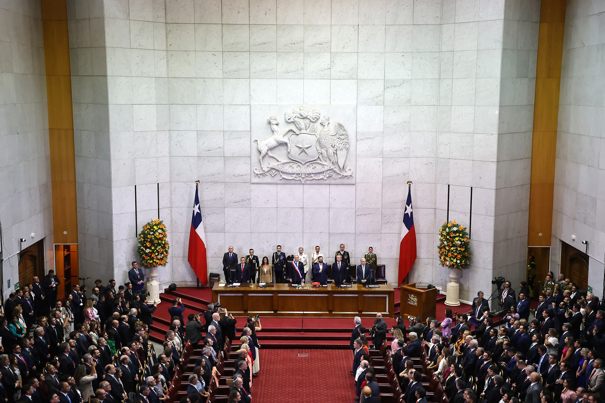 <em>El nuevo presidente de Chile, José Antonio Kast (C), junto al presidente saliente, Gabriel Boric, durante la ceremonia de investidura presidencial celebrada en el Congreso el 11 de marzo de 2026 en Valparaíso, Chile. (Marcelo Hernández/Getty Images)</em>