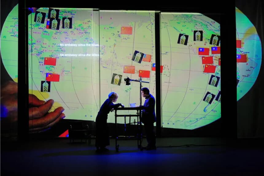 Debby Wang y David Wu en la obra "Esto no es una embajada" (Claudia Ndebele/Cortesía de Rimini Protokoll)