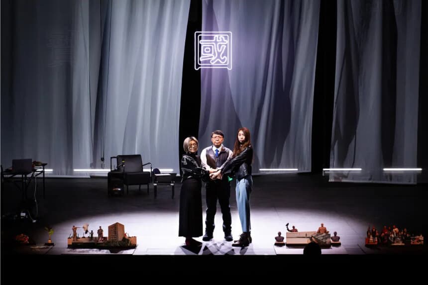 (De izquierda a derecha) Debby Wang, David Wu y Kuo Chiayo en la obra "This Is Not an Embassy". (Claudia Ndebele/Cortesía de Rimini Protokoll.)