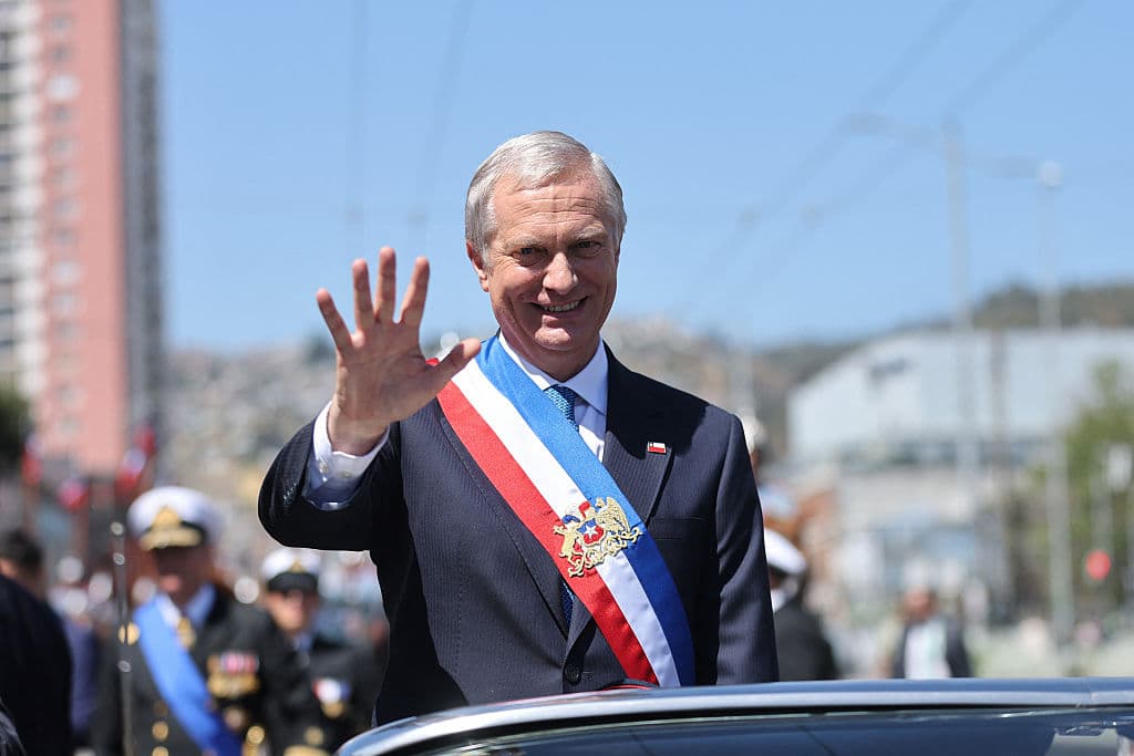 <em>El nuevo presidente de Chile, José Antonio Kast, saluda desde el auto presidencial descapotable tras su ceremonia de investidura en Valparaíso, Chile, el 11 de marzo de 2026. (Foto de Javier TORRES / AFP vía Getty Images)</em>