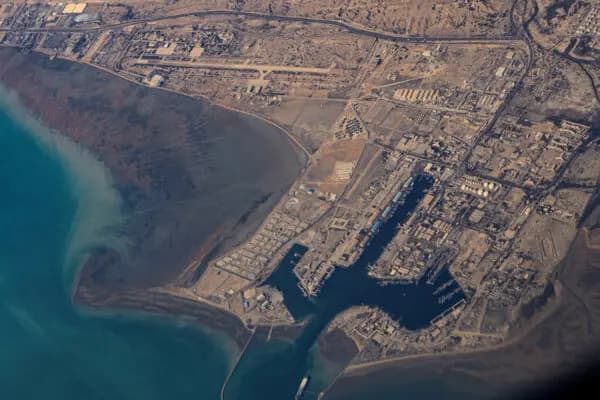 Las costas iraníes y el puerto de Bandar Abbas en el estrecho de Ormuz el 10 de diciembre de 2023. (Reuters)