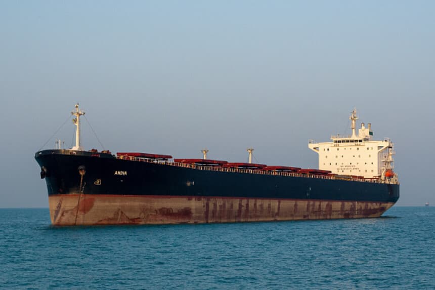 Imagen Ilustrativa: Un buque de carga que transporta mercancías navega por el golfo Pérsico frente a las costas de Irán el 8 de abril de 2016. (Saeid Arabzadeh / Middle East Images / AFP a través de Getty Images).