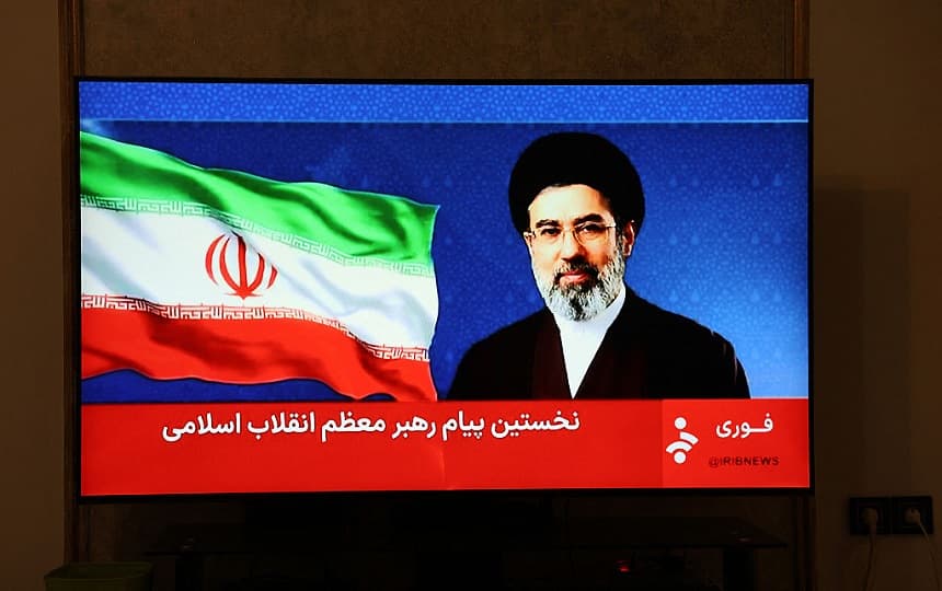 Esta foto tomada en Teherán muestra una declaración del nuevo líder supremo de Irán, Mojtaba Jamenei, transmitida por televisión el 12 de marzo de 2026.(AFP vía Getty Images)