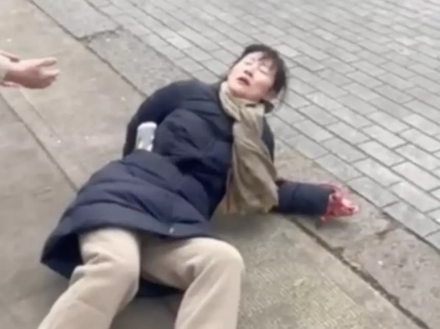 Zhang Chunping cae al suelo tras una agresión en Londres, el 23 de febrero de 2026. (Cortesía de Austin Tang)