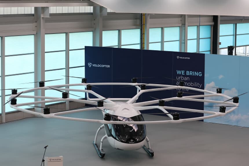 Imagen Ilustrativa: Helicóptero eléctrico multirrotor Volocity en inauguración oficial del hangar de Volocopter el 4 de abril de 2023 en Bruchsal, Alemania. Volocopter está desarrollando aeronaves multirrotor de dos plazas para servicios de taxi aéreo. (Christian Kaspar-Bartke/Getty Images).