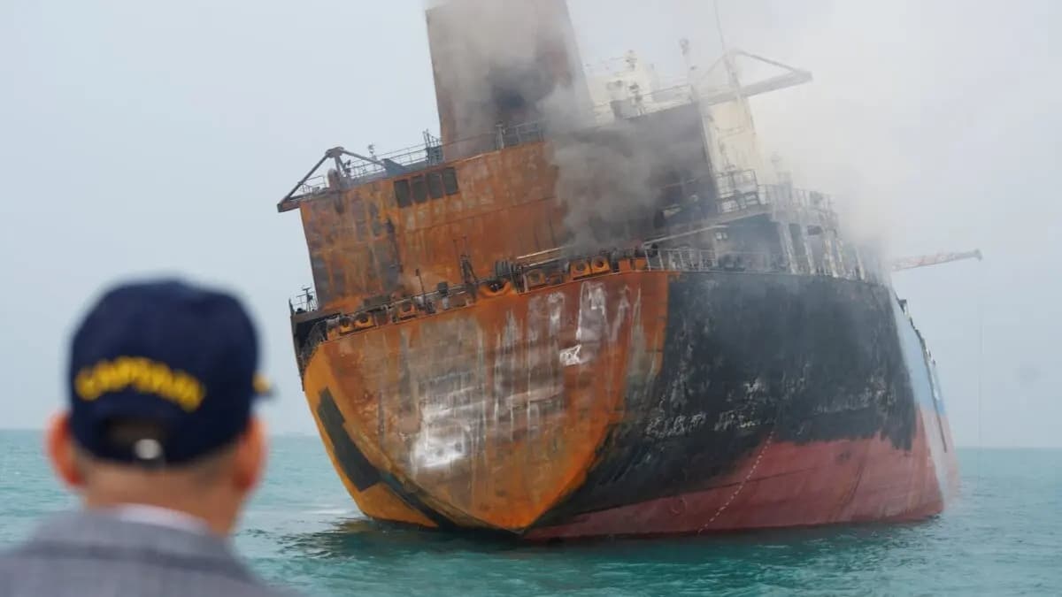 Un petrolero dañado en aguas territoriales de Irak, tras unos ataques no identificados que tuvieron como objetivo dos petroleros extranjeros, cerca de Basora, Irak, el 12 de marzo de 2026. (Mohammed Aty/Reuters)
