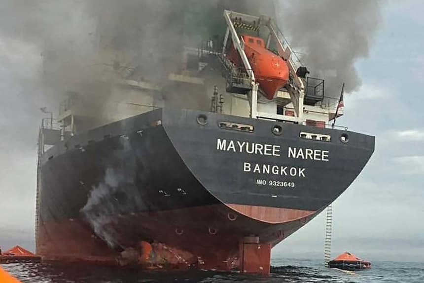 Esta fotografía tomada el 11 de marzo de 2026 y publicada por la Armada Real Tailandesa muestra el humo que se eleva del buque granelero tailandés "Mayuree Naree" cerca del estrecho de Ormuz tras un ataque. (Armada Real Tailandesa / AFP a través de Getty Images)