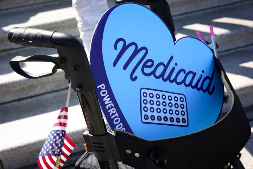 Un cartel en apoyo a Medicaid descansa sobre un andador en las escaleras de la Cámara de Representantes del Capitolio de los Estados Unidos en Washington, el 27 de abril de 2025. (Bryan Dozier/Middle East Images/AFP a través de Getty Images)
