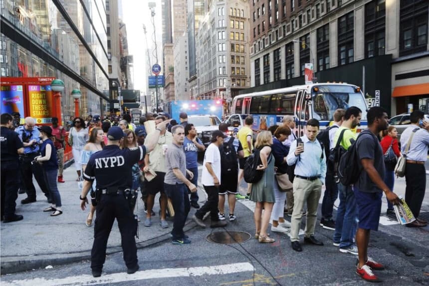 Video de vigilancia parece mostrar a sospechoso de atentado con bomba en Nueva York