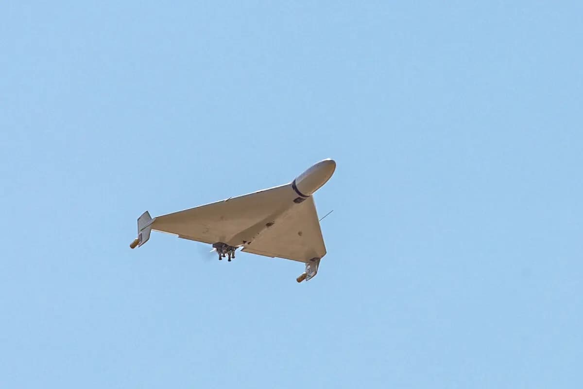 El dron "Kamikaze" Shahed-136 de fabricación iraní sobrevuela el cielo de Kermanshah, Irán, el 7 de marzo de 2024. (Anónimo/Middle East Images/Middle East Images vía AFP vía Getty Images)