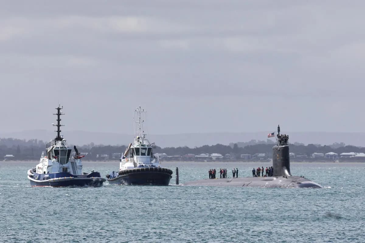 El USS Vermont (SSN-792), un submarino de ataque nuclear de clase Virginia de Estados Unidos, llega a la base naval HMAS Stirling en Perth, Australia, el 29 de octubre de 2025. El Vermont llegó para un período de mantenimiento de submarinos (SMP), lo que supone un avance en el marco de la asociación AUKUS hacia el establecimiento de la Fuerza Rotacional de Submarinos Oeste. (Antony Dickson/AFP a través de Getty Images)