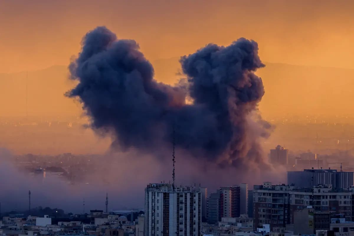 Una columna de humo se eleva tras un ataque contra la capital iraní, Teherán, el 3 de marzo de 2026. (Atta Kenare/AFP a través de Getty Images).