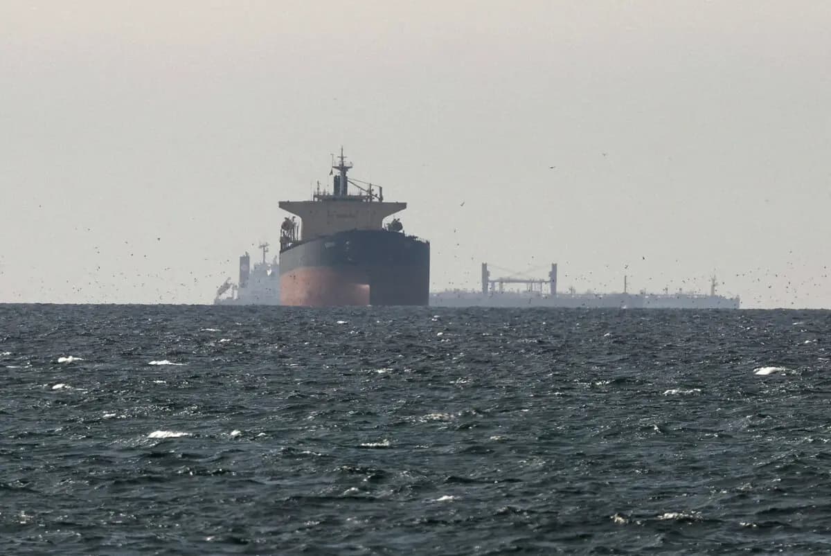 Buques cisterna navegan por el golfo, cerca del estrecho de Ormuz, vistos desde el norte de Ras al-Khaimah, cerca de la frontera con la gobernación de Musandam, en Omán, en medio del conflicto entre Estados Unidos e Israel con Irán, en los Emiratos Árabes Unidos, el 11 de marzo de 2026. (Reuters).