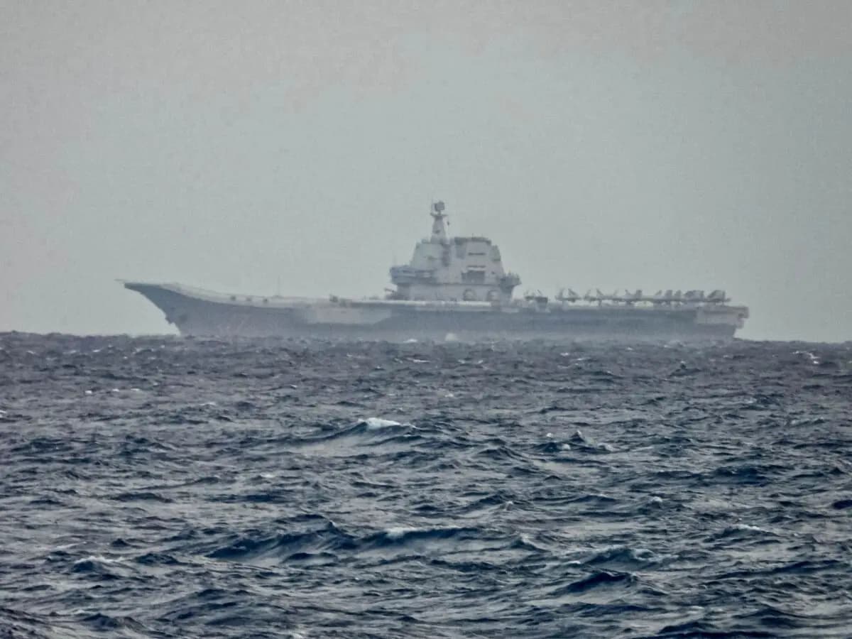 El portaaviones chino Shandong cerca de Taiwán el 31 de marzo de 2025. (Ministerio de Defensa Nacional de Taiwán a través de AP).