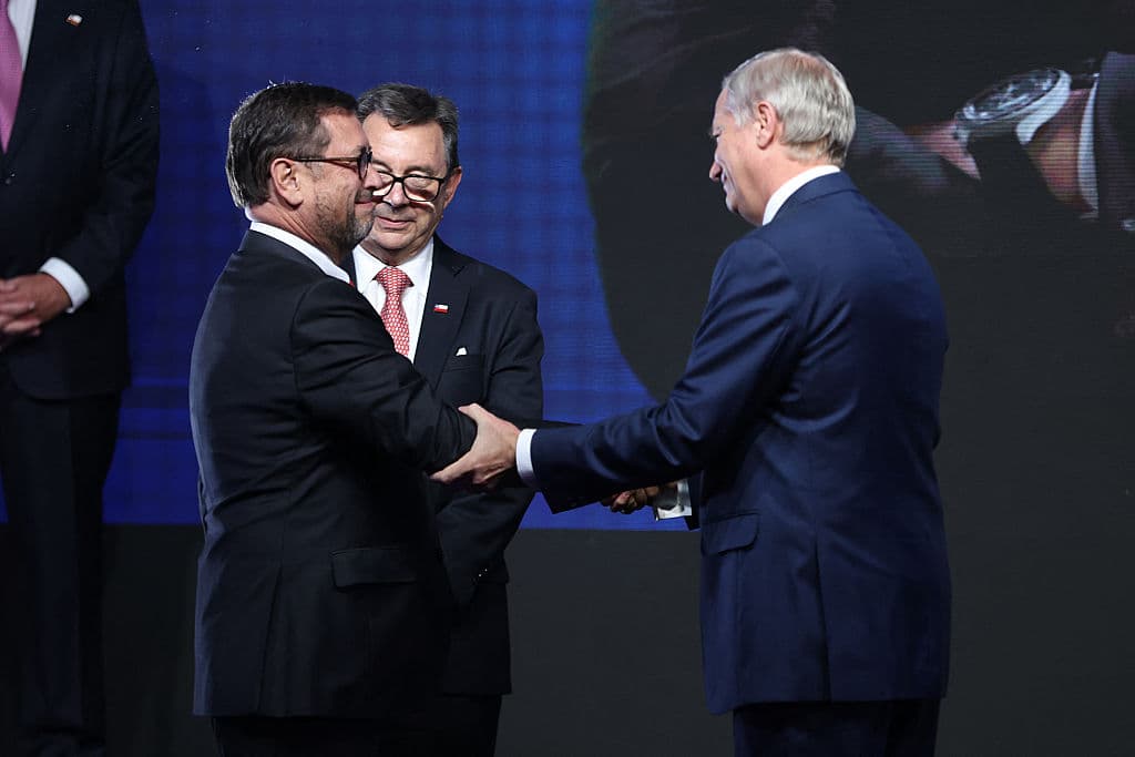 <em>El presidente electo de Chile, José Antonio Kast (derecha), saluda a Francisco Pérez Mackenna como nuevo ministro de Relaciones Exteriores durante la presentación de su gabinete en la oficina del presidente electo, en Las Condes, Santiago, el 20 de enero de 2026. (Álvaro NARANJO / AFP a través de Getty Images)</em>