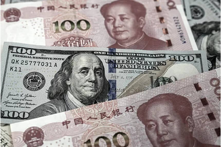 Billetes chinos de 100 yuanes y billetes estadounidenses de 100 dólares, en Beijing el 8 de abril de 2025. (Jade Gao/AFP vía Getty )