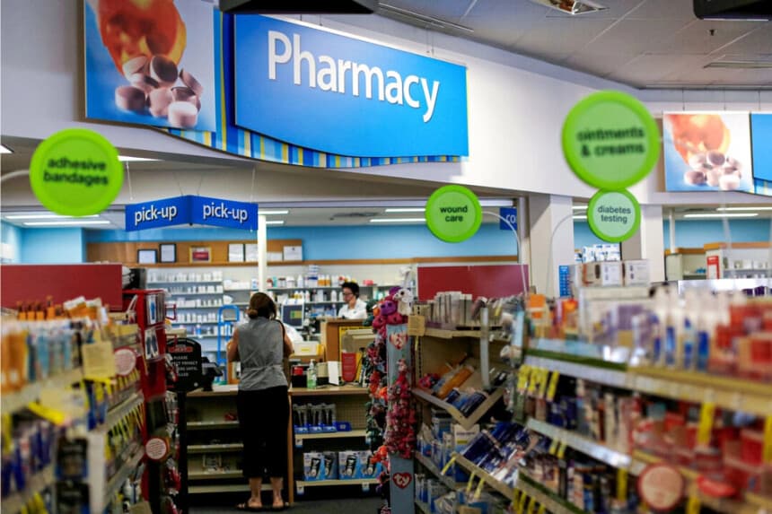 Un cliente espera en el mostrador de una farmacia CVS en Pasadena, California, el 2 de mayo de 2016. (Mario Anzuoni/Reuters)