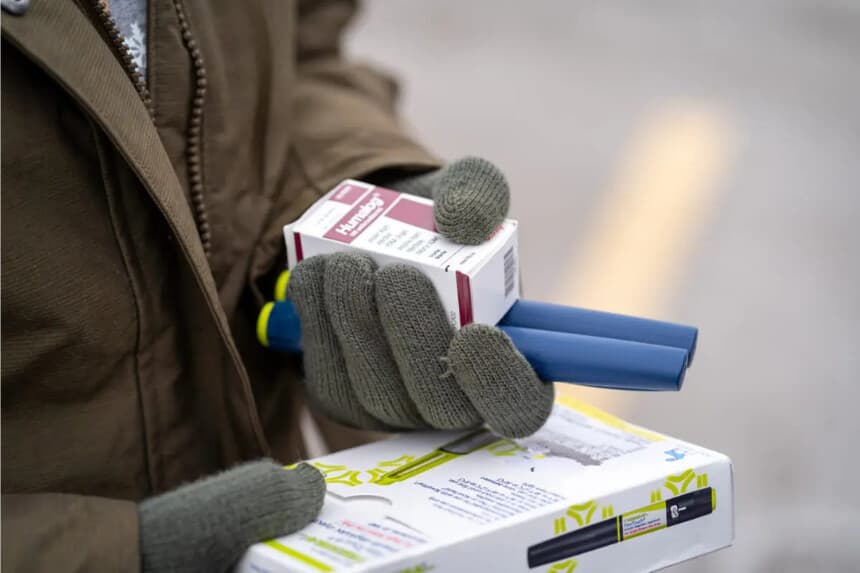 Una persona posee medicamentos con insulina en Minnetonka, Minnesota, el 17 de enero de 2020. ( Kerem Yucel/AFP vía Getty Images)