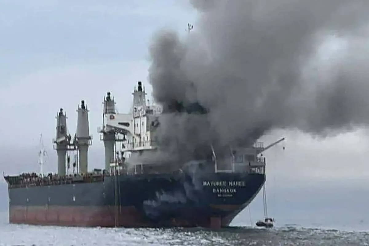 Humo que se eleva del granelero tailandés "Mayuree Naree" cerca del estrecho de Ormuz tras un ataque el 11 de marzo. (Armada Real de Tailandia/AFP vía Getty Images)