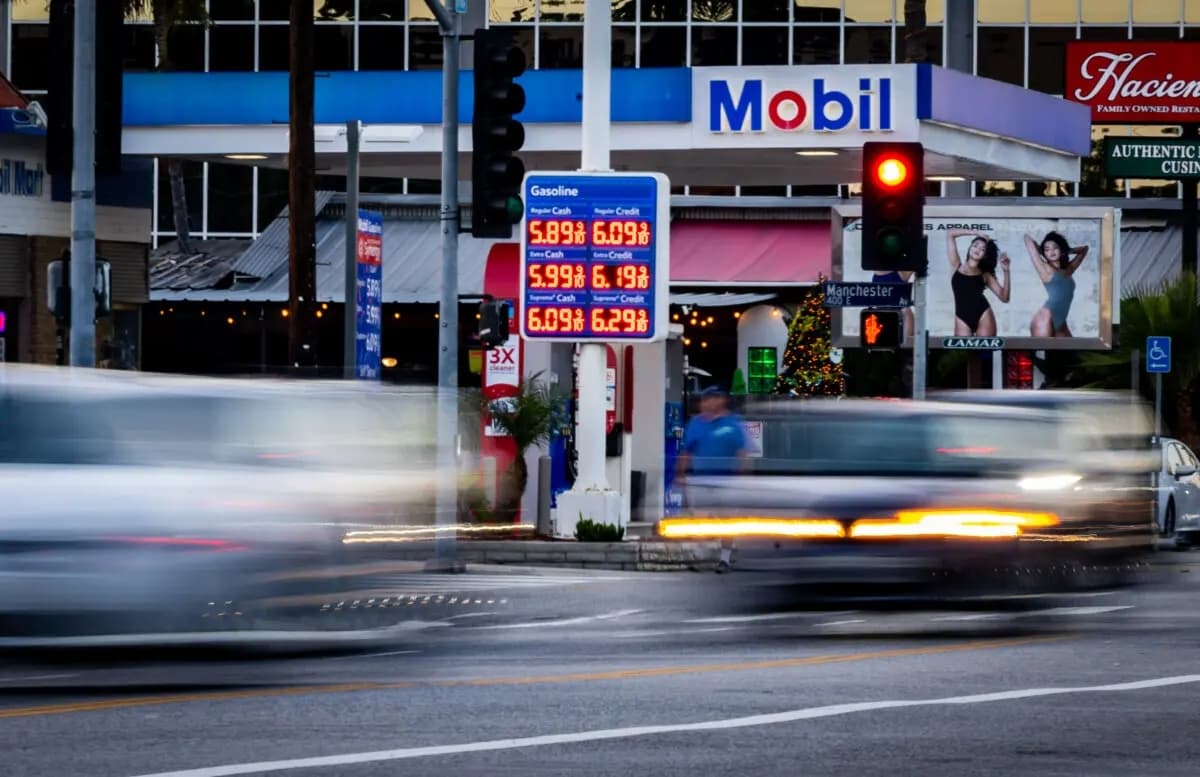 El tráfico pasa frente a una gasolinera en Los Ángeles el 11 de marzo de 2026. (John Fredricks/The Epoch Times)