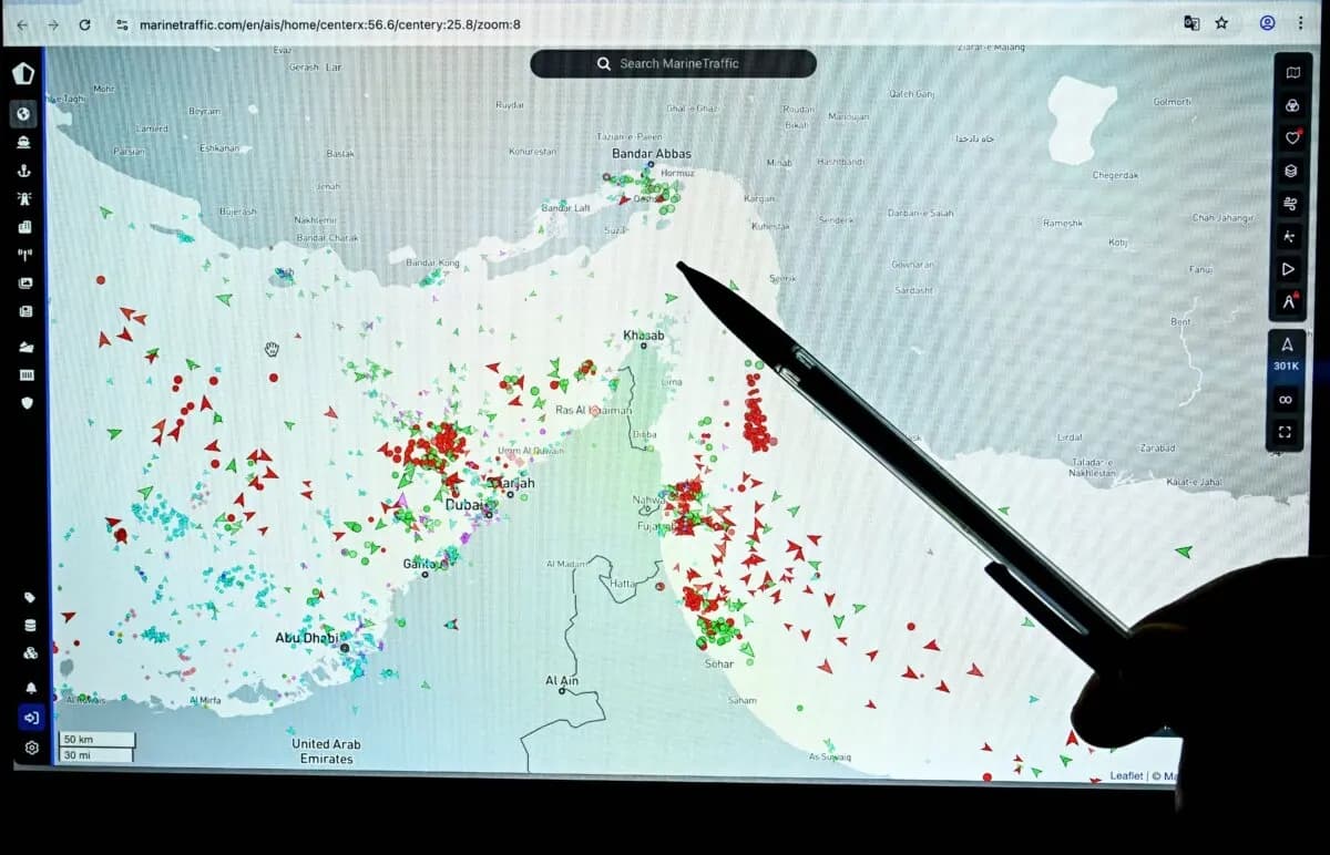 Una persona señala una página del sitio web Marinetraffic que muestra el tráfico de embarcaciones comerciales en el estrecho de Ormuz, cerca de la costa iraní, el 4 de marzo de 2026. (Julien de Rosa/AFP vía Getty Images)
