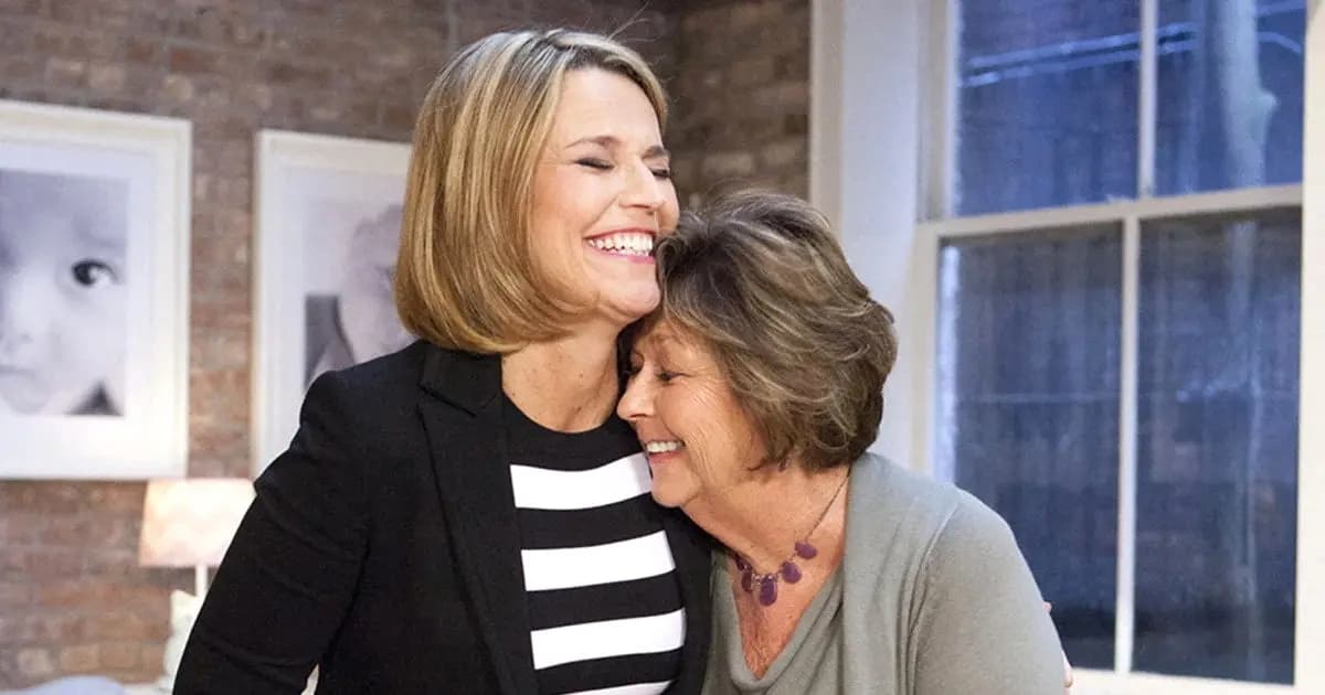 Nancy Guthrie, la madre de 84 años de la periodista y presentadora de televisión estadounidense Savannah Guthrie, quien desapareció de su hogar en Tucson, Arizona, el 1 de febrero de 2026, abraza a Savannah en una fotografía sin fecha. (Cortesía de NBC/Today/Imagen de archivo vía Reuters)