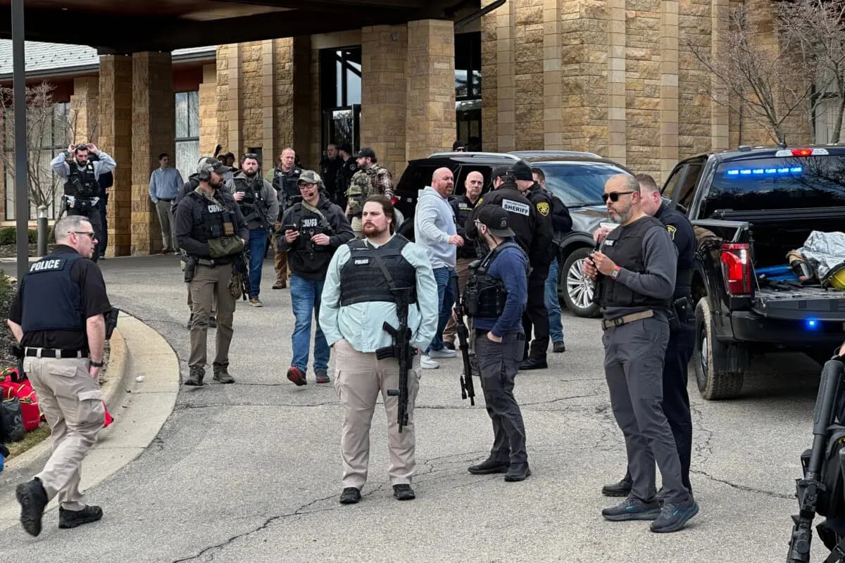 Las fuerzas del orden responden a una llamada en la sinagoga Temple Israel, en West Bloomfield Township, Míchigan, el 12 de marzo de 2026. (Corey Williams/AP Photo)