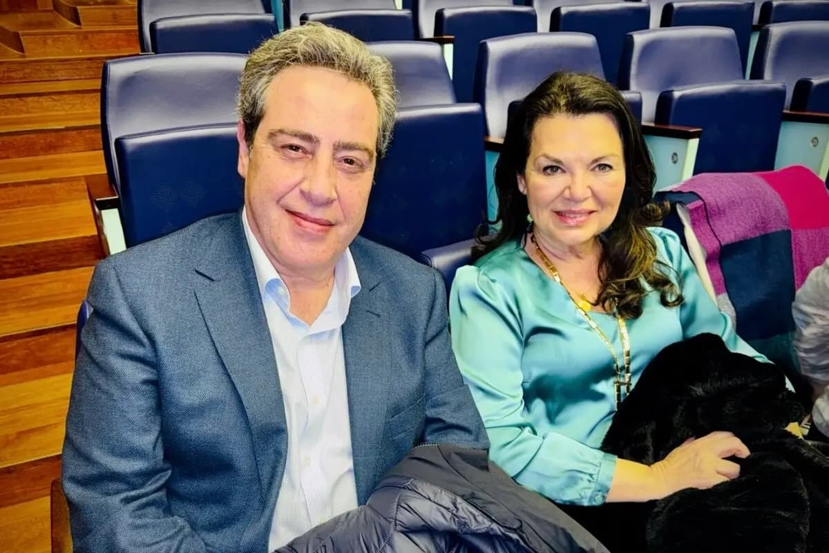 El diputado del Parlamento regional valenciano y profesor universitario José María Llanos Pitarch asistió a la función de Shen Yun Performing Arts junto a su esposa en el Palau de les Arts Reina Sofía de Valencia, España, el 9 de marzo de 2026. (Hai Ying/The Epoch Times)