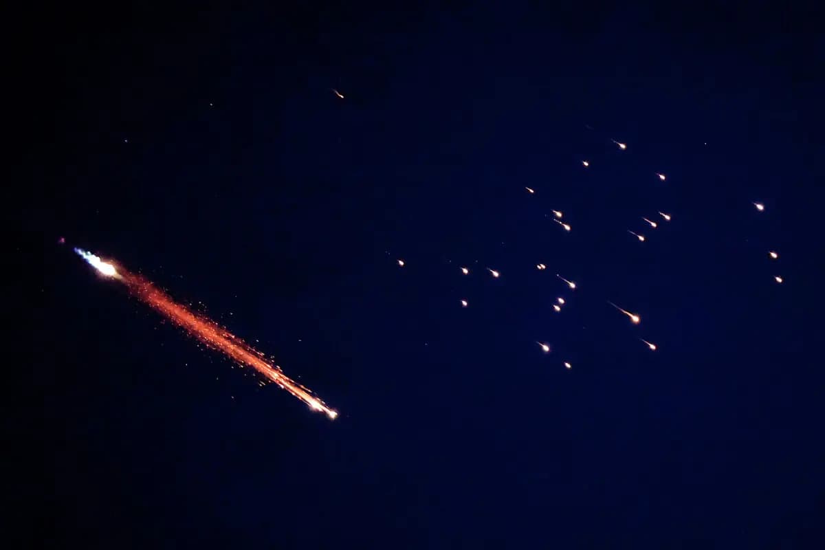 Se observan estelas de cohetes en el cielo sobre Netanya, Israel, el 7 de marzo de 2026. (JACK GUEZ / AFP vía Getty Images)