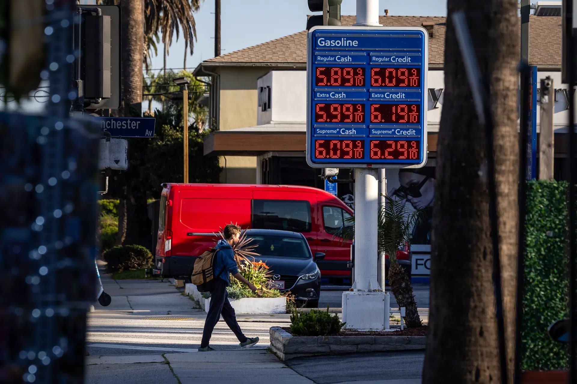 Un hombre pasa junto a una gasolinera en Los Ángeles el 11 de marzo de 2026. (John Fredricks/The Epoch Times)