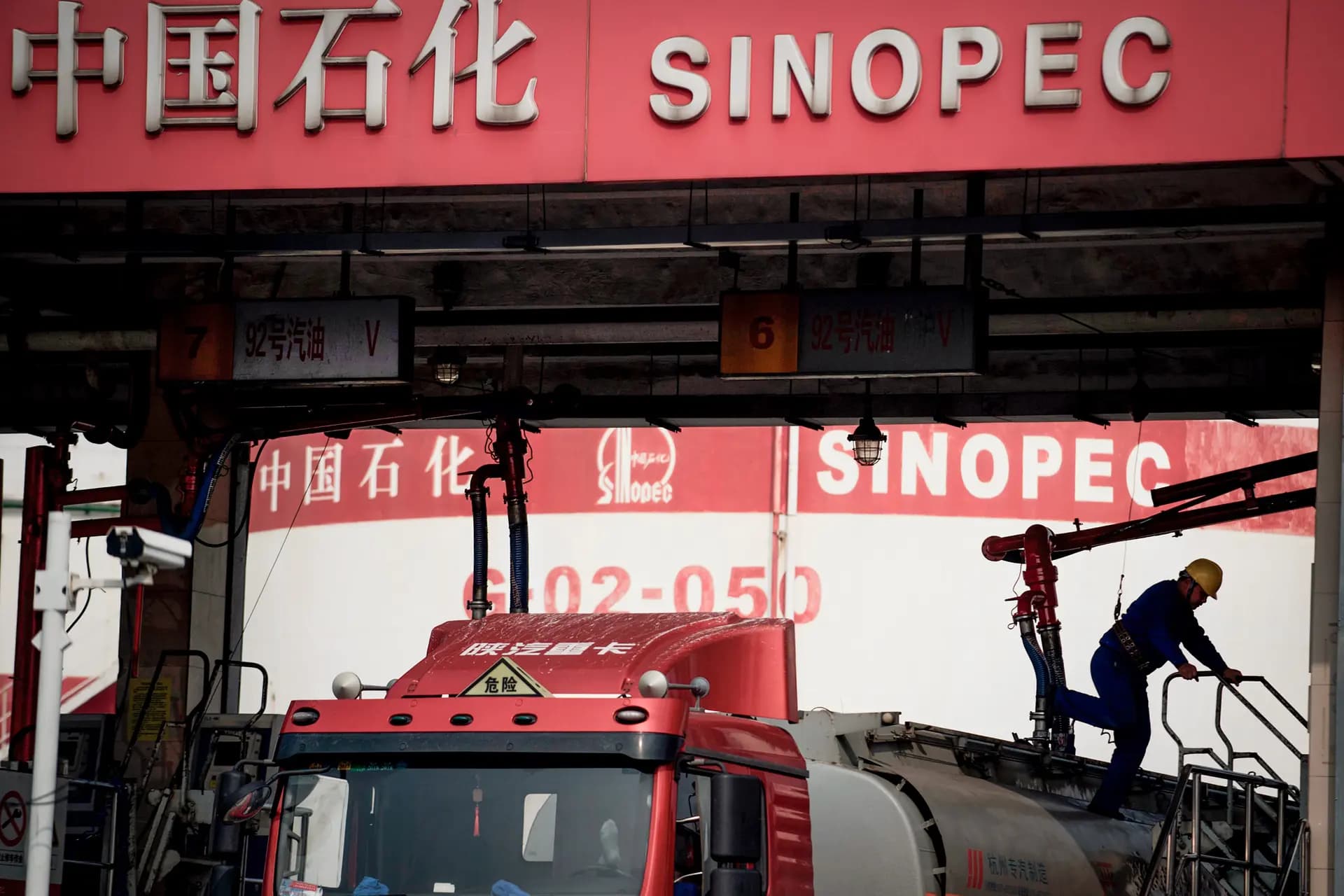 Un hombre trabaja en una gasolinera de Sinopec, China Petroleum and Chemical Corporation, en Shanghái el 22 de marzo de 2018. (Johannes Eisele/AFP vía Getty Images)